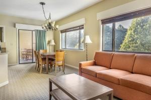 una sala de estar con un sofá y una mesa en Hilton Vacation Club Laurel Crest Pigeon Forge, en Pigeon Forge
