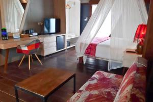 Dapur atau dapur kecil di Orly 1 BR Deluxe Suite ZN298