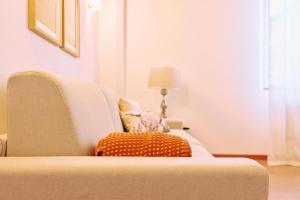 una sedia con un cuscino sopra in una stanza di Casa Lippa a Spilamberto