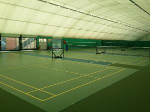 Tennis- og/eller squashfaciliteter på Wellness Resort Energetic eller i nærheden