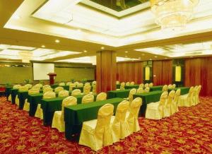 a conference room with green tables and white chairs at Xian Union Alliance Atravis Executive Hotel in Xi'an