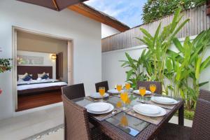 Restoran ili drugo mesto za obedovanje u objektu Villa Blue Pearl by Optimum Bali Villas