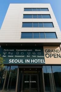 a hotel sign in front of a building at 구로 서울 인 호텔 in Seoul