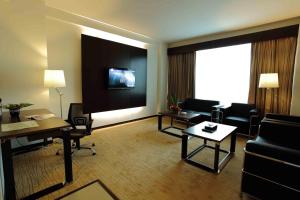 Televisyen dan/atau pusat hiburan di Symphony Suites Hotel