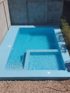 パジェにあるBD Houseの裏庭の青い水のスイミングプール
