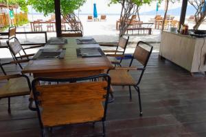 Restoran atau tempat lain untuk makan di Orly 1 BR Deluxe Suite ZN298 +13 gambar