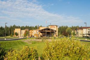 ホワイトフィッシュにあるHampton Inn & Suites Whitefishの旗の建つ建物