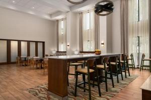 ホワイトフィッシュにあるHampton Inn & Suites Whitefishのダイニングルーム(大きなテーブル、椅子付) +23枚の写真