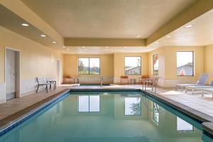 ホワイトフィッシュにあるHampton Inn & Suites Whitefishの椅子とテーブルのある家のプール