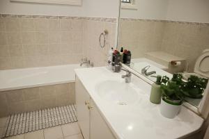 Ένα μπάνιο στο Double room with shared bathoom