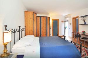 ein Schlafzimmer mit einem großen Bett mit einer blauen Decke in der Unterkunft San Rocco Apartment in Venedig