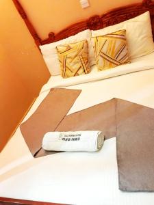 zwei Betten in einem Zimmer mit einem Thermometer darauf in der Unterkunft Villa serene hotel kitale in Kitale