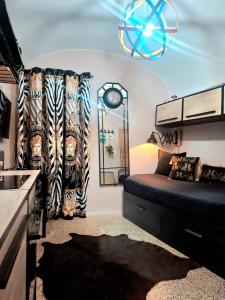 サンレモにあるElegant Studio in the Historic Centerのベッドルーム1室(ベッド1台、鏡付)