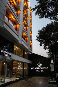 un edificio con un cartel para un gran hotel en Grand Bursa Hotel en Bursa