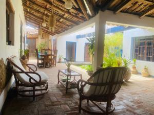 d'une terrasse avec des chaises à bascule et une table. dans l'établissement Casa Cristal, à Chiapa de Corzo