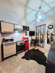 サンレモにあるElegant Studio in the Historic Centerのリビングルーム(キッチン、テーブル付)