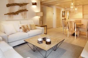 sala de estar con sofá blanco y mesa en Val de Ruda Luxe 42 by FeelFree Rentals, en Baqueira Beret