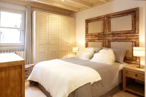 1 dormitorio con 1 cama grande con almohadas blancas en Val de Ruda Luxe 42 by FeelFree Rentals, en Baqueira Beret