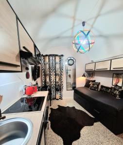 サンレモにあるElegant Studio in the Historic Centerのバスルーム(シンク、ソファ付)