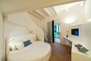 TV a/nebo společenská místnost v ubytování Calapetra Resort