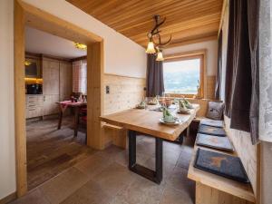 Χώρος καθιστικού στο Chalet in Fügen near Spieljoch Ski Lift