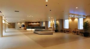 eine Lobby eines Hotels mit einem Wartezimmer in der Unterkunft KEIKYU EX INN Haneda Innovation City 2 minutes walk from HICity Exit of Tenkubashi Station in Tokio + 181 Fotos