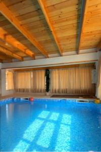 an indoor swimming pool with a large blue pool at Sarl piscine chaufente familial in Alger