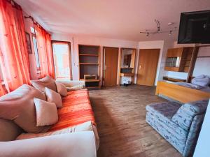 Una sala de estar con un sofá y un televisor. en Gasthof Söll, 
