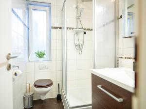 コー​​ブルクにあるGreenTreeHomes - Herzstück Kirsche- im Zentrum Coburgsのシャワー、トイレ、洗面台を備えたバスルーム +23枚の写真