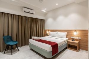 Postel nebo postele na pokoji v ubytování Royal Paris