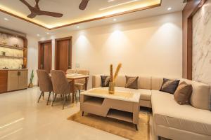 Posezení v ubytování Artura 3BHK Smart Floor, Mussoorie View, covered parking - HnH Stays