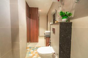 Koupelna v ubytování Artura 3BHK Smart Floor, Mussoorie View, covered parking - HnH Stays