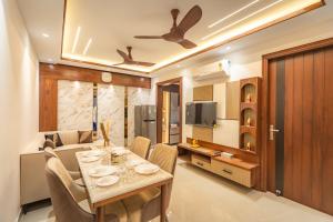 TV a/nebo společenská místnost v ubytování Artura 3BHK Smart Floor, Mussoorie View, covered parking - HnH Stays