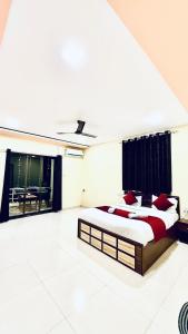 パンチガニにある7 Hill Staysのベッドルーム1室(大型ベッド1台、赤い枕付)