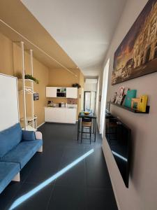 a living room with a blue couch and a table at Vicolo Muratori 1 in Moncalieri