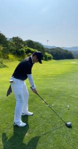 un hombre jugando golf en un campo de golf en Heidi Korea, en Hongcheon