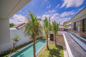 PererenanにあるVilla Shanaya Pererenanのヤシの木が植わるヴィラのイメージ