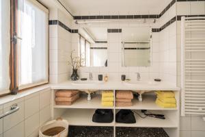 セレスタにあるChez Lucie - private parking - quiet and spaciousの洗面台が2つと鏡があるバスルーム +6枚の写真