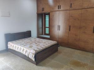 Ένα ή περισσότερα κρεβάτια σε δωμάτιο στο Raghavendra Nilayam