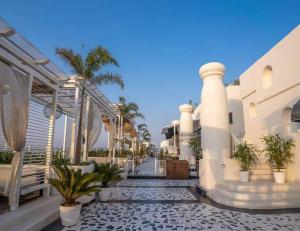 een resort met palmbomen en een loopbrug bij Stay Luxurious in Jaipur