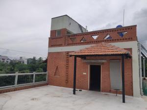 Το κτήριο όπου στεγάζεται  το δωμάτιο σε οικογενειακή κατοικία