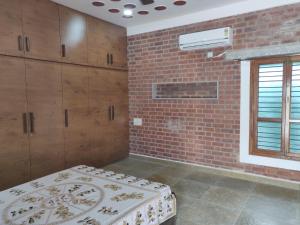 Ένα ή περισσότερα κρεβάτια σε δωμάτιο στο Raghavendra Nilayam