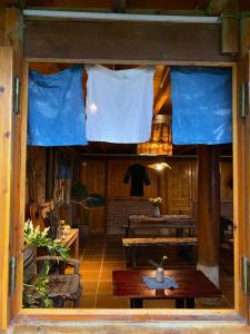 Blick auf ein Zimmer mit einem Tisch und einem Fenster in der Unterkunft Pham's House - Homestay & Cafe in Sa Pa