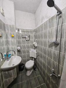 Ένα μπάνιο στο Bright and Cozy Studio with Garage near the Center