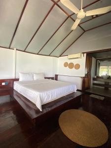 sypialnia z dużym łóżkiem i sufitem w obiekcie Kerfuffle Bay w mieście Kaôh Rŭng (1)
