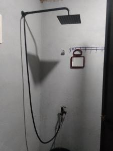 een douche in een kamer met opening bij Kubo ni klay in San Isidro