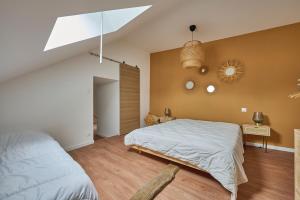 a bedroom with a bed and a vaulted ceiling at Les tuiles bourguignonnes in Fontaine-lès-Dijon