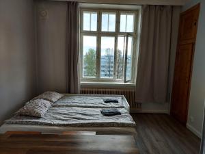 Postel nebo postele na pokoji v ubytování Jugend charm in Kallio