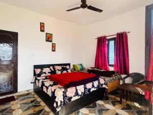 Un dormitorio con una cama y un ventilador de techo. en hotel first view, en Chopta 12 fotos más