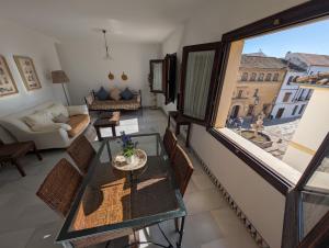 salon z widokiem na miasto w obiekcie Apartamentos Plaza w Kordobie